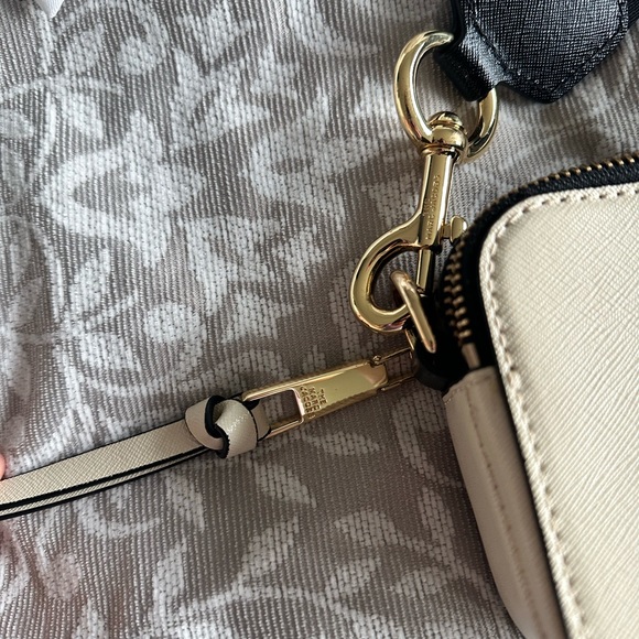 The Marc Jacobs Snapshot CrossBag. White & Gold Color . - Picture 6 of 10